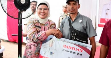 Optimalkan Predikat Lumbung Pangan Nasional, Bupati Indramayu Nina Agustina Serahkan Bantuan pada Petani Kecamatan Gantar